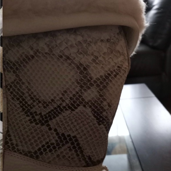 Beautiful UGG snow boots - Picture 4 of 6